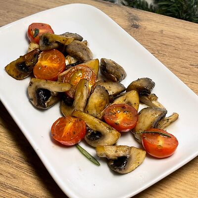 Шампиньоны гриль с розмарином и томатами черри в Компот по цене 239 ₽