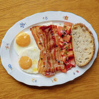 Яйца с беконом, фасолью cacio pepe и томатами в La Biga