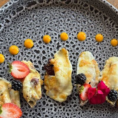 Запеченные мидии с кедровыми орехами, вялеными томатами и сыром моцарелла в Ярды Superbar по цене 570 ₽