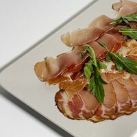 Мясная нарезка в URBAN Lounge
