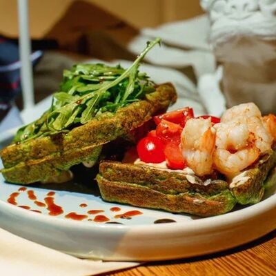 Шпинатные вафли с креветками, сливочно-лимонным кремом, свежими черри в Mola Mola по цене 790 ₽