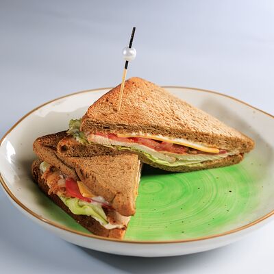 Сэндвич с цыпленком в Семейный ресторан Tiki&Taki по цене 300 ₽