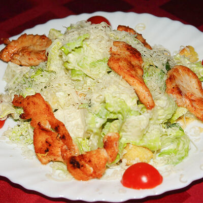 Салат Цезарь с курицей в Хинкальная по цене 600 ₽