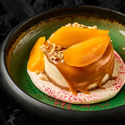 Домашний чизкейк с карамелью, хурмой, пломбирным кремом и лесными орехами в Tunguska по цене 598 ₽