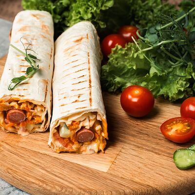 Шаурма Чикен-Спайси - сочные сосиски и пряный соус в Хищник по цене 498 ₽