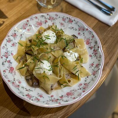 Папарделле с грибами и страчателлойв Tutto osteria по цене 624 ₽