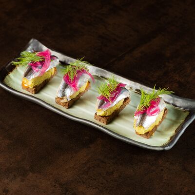 Смёрребрёд с балтийской килькойв Doge по цене 450 ₽