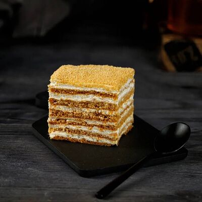 Медовик классический в Бодрая выдра по цене 480 ₽