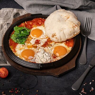 Шакшука со страчателлой, зеленью и питой в Nest по цене 550 ₽