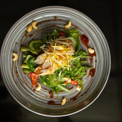 Индейка с зеленой спаржей и вялеными томатами в Чо? Капчо! по цене 720