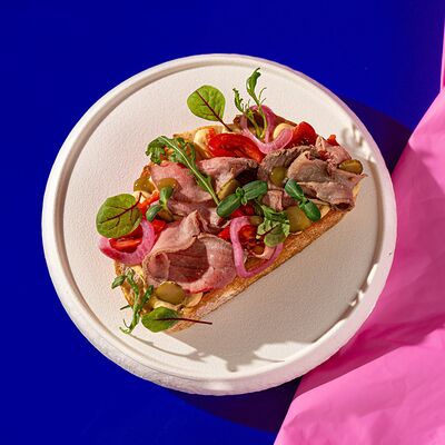 Брускетта с ростбифом и хумусом в Yeti по цене 590 ₽
