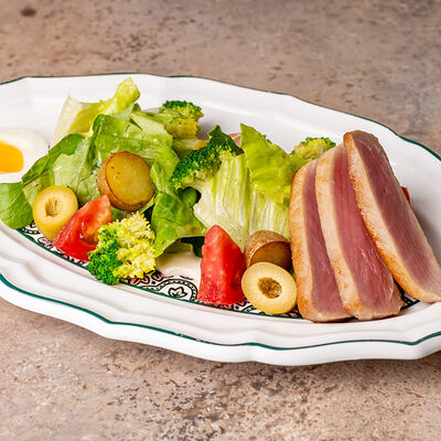 Салат с тунцом на гриле и яйцом в Lili по цене 990 ₽