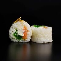 Нежный с лососем и чукой в SushiKent