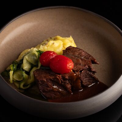 Говяжьи щечки с трюфельным пюре в Первый по цене 1190 ₽