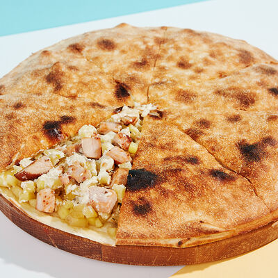 Домашняя с курицей пицца 30 см в Ostrov по цене 929 ₽