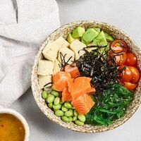 Боул с лососем, чукой, кукурузой и черри в Гастробар DOM