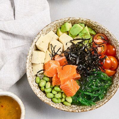 Боул с лососем, чукой, кукурузой и черри в Гастробар DOM по цене 650