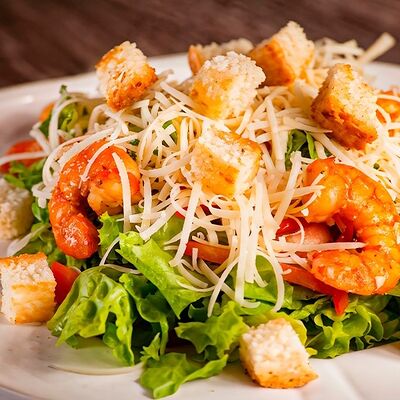 Салат Цезарь с тигровый креветкой в Шаурмист по цене 810 ₽