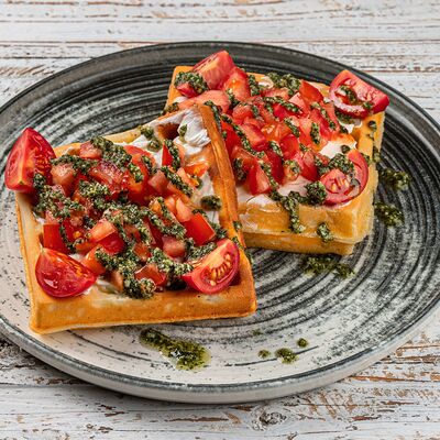 Вафли с брынзой и томатами в Coffee muse по цене 375 ₽