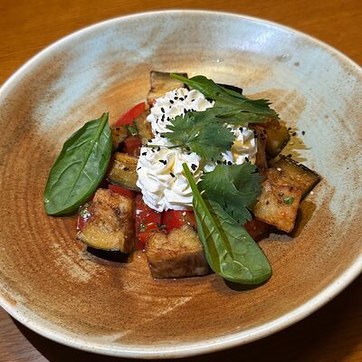 Салат из хрустящих обжаренных баклажанов в Чайхана по цене 560 ₽