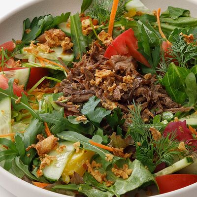 Микс зелени со свежими овощами и рваной говядиной в Norme Cafe по цене 750 ₽