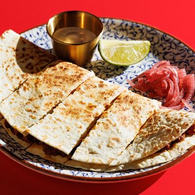 Кесадилья с Чоризо из говядины в Muchachos по цене 600 ₽