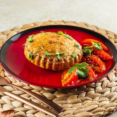 Пирог из говядины и баранины с томатами в азиатском соусе в Jager restopub по цене 540 ₽