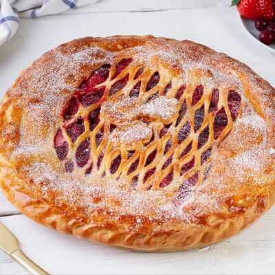 Пирог с вишней и клубникой закрытый в Пекарня Кулинария Пиццерия ОБОЖАЮТВСЕ! по цене 1049 ₽