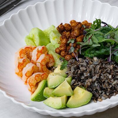 Салат боул: креветки, нут, авокадо, огурец, дикий рис в Bisou Bisou Bistro по цене 980 ₽