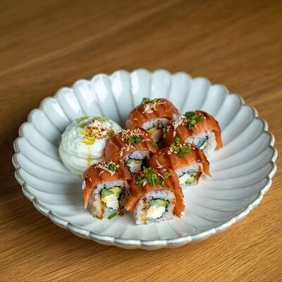 Филадельфия с лососем и сливочной пеной с хреном в KIZOKU по цене 950 ₽