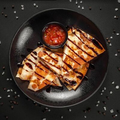 Кесадилья с пармезаном в Mesto Sushi & Grill по цене 440