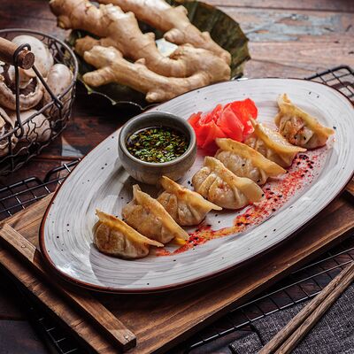 Яки-гедза с индейкой и вешенками в Пельмения по цене 483 ₽