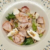 Салат с копченой куриным филе, карамелизованной грушей и грецким орехом в Марио траттория