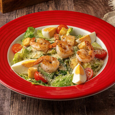 Салат Цезарь с креветками в T.G.I. Friday's по цене 24 р.