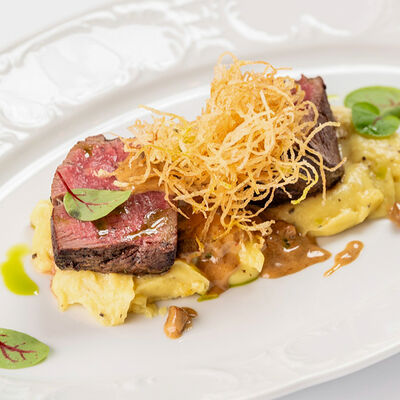 Филе-миньон с картофельным пюре и соусом из белых грибов в Castor'ka по цене 3300 ₽