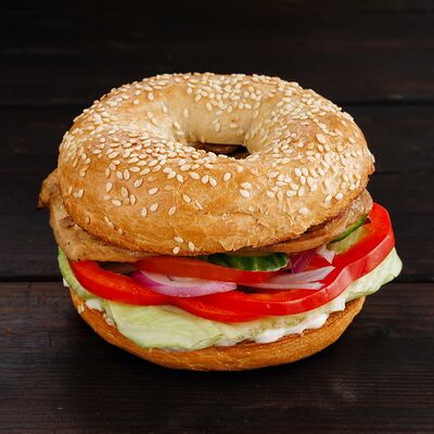 Бейгл с куриным филе в Гуси по цене 355 ₽