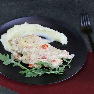 Куриная грудка в сливочном соусе по-тоскански с пюре в Четыре сыра итальянская кухня по цене 580 ₽