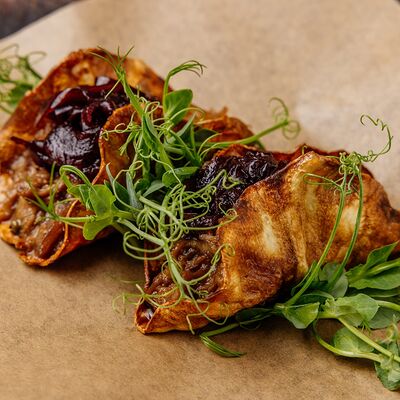 Тако из корня сельдерея с кологривским гусем и карамелизованным луком в Cruise по цене 530 ₽