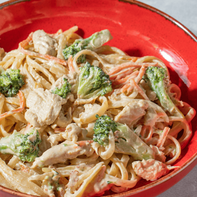 Вок сливочный с курочкой в Японский домик по цене 593 ₽