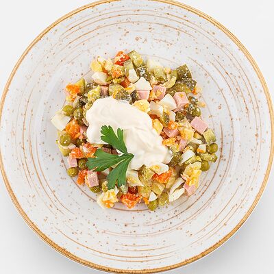 Классический оливье с колбасой в Вилка Ложка по цене 157 ₽