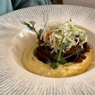 Говяжья печень по-строгановски с картофельным пюре в Эник Беник по цене 1070 ₽