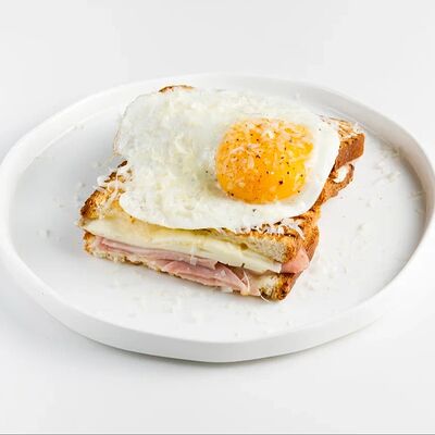Сэндвич с ветчиной, сырным соусом и моцареллой в Гости по цене 450 ₽