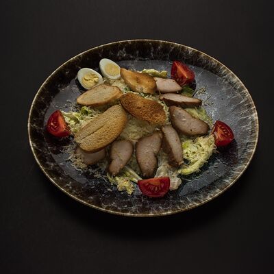 Салат Цезарь с курицей в Шашлычный дворик по цене 530 ₽