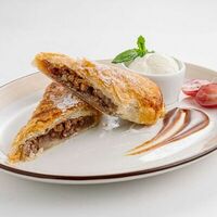 Штрудель с яблоком и мороженым в Каспий