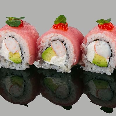 Премиум ролл с тунцом и икрой лосося в Marlin Sushi по цене 720 ₽