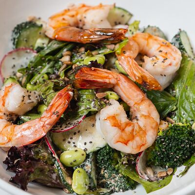 Зеленый салат с креветками в Море на Патриках по цене 1090