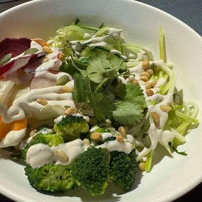 Зеленый салат со сливочным соусом в Перцы по цене 515 ₽