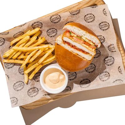 Чикенбургер с картошкой фри в Песто Тесто по цене 590 ₽