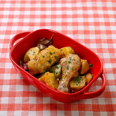 Запеченая курица с картофелем в Едалия по цене 550 ₽