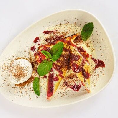 Штрудель вишнёвый со сливочным соусом в Баклажан по цене 1070 ₽